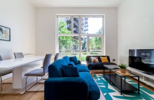 Canning Town Apartment | Fantastic 3BDR Duplex w/balcony East London