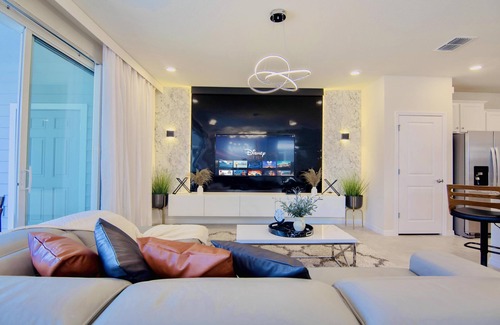 Davenport House | 🌴 Fantastic 5BR Townhome w/Game Room + Private Pool | 8mi to Disney 🎮☀️
