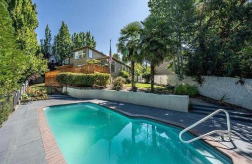 Medford House | Fantastic Bright 4 Bedroom- Deck - Fireplaces