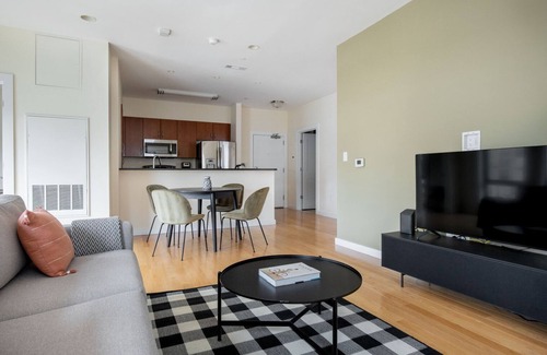 Fenway–Kenmore Apartment | Fantastic Fenway 2BR w/Gym & W/D, nr Restaurants & Shops, by Blueground