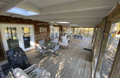 Hemphill House | Fantastic get away house on lake