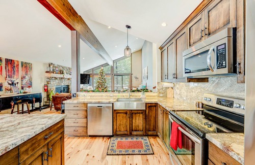 Truckee House | Fantastic home with private hot tub, heated pool, grill, gym, tennis & fireplace