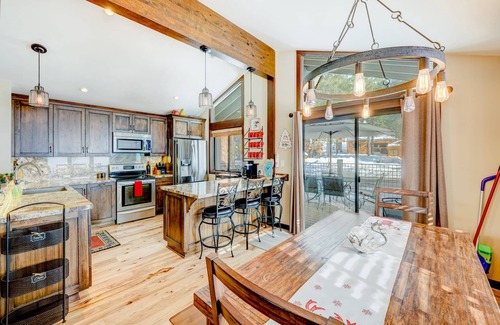 Truckee House | Fantastic home with private hot tub, heated pool, grill, gym, tennis & fireplace