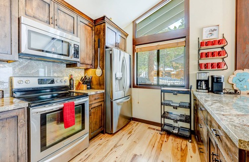 Truckee House | Fantastic home with private hot tub, heated pool, grill, gym, tennis & fireplace