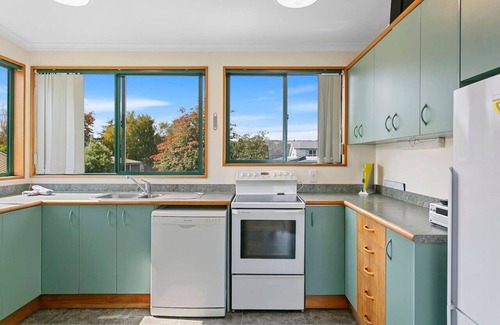Waitahanui House | Fantastic Lake Front at 32