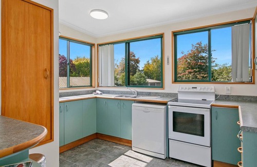 Waitahanui House | Fantastic Lake Front at 32