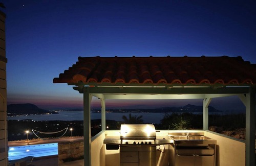 Kokkinon Khorion Villa | Fantastic luxe modern Villa, large garden, private pool, outdoor kitchen NW