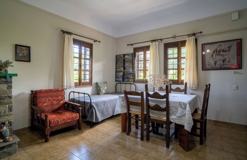 Kato Lechonia Villa | Fantastic Manor Garden Home, next to Volos & Beach