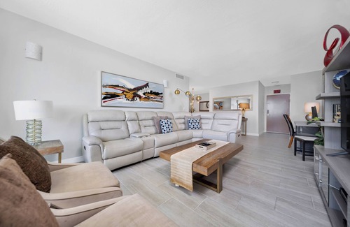 Hallandale Beach Apartment | FANTASTIC OCEAN VIEW - CONDO ON THE BEACH 2B/2B!