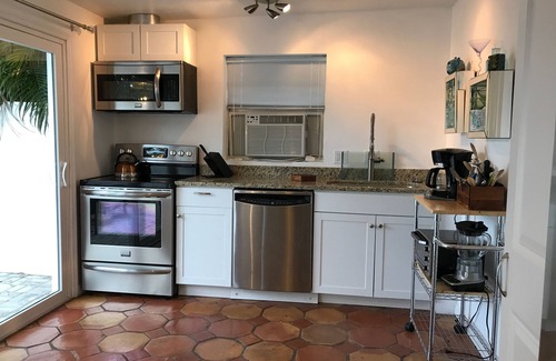 South Sarasota Apartment | Fantastic price for the right seasonal person and even a fur baby friend!