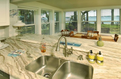 Lillian Cottage | FANTASTIC RATES! BOOK NOW AND SAVE* Beautiful bay front cottage!