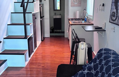 Cantonment House | Fantastic TINY home nestled in tree’s in charming Cantonment FL. Pets welcome!