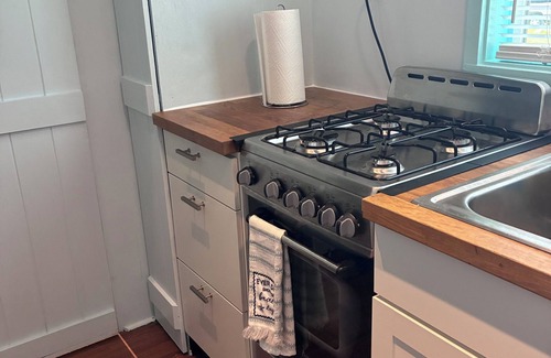 Cantonment House | Fantastic TINY home nestled in tree’s in charming Cantonment FL. Pets welcome!