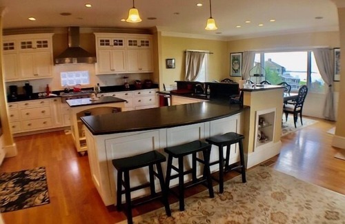 Hyannis House | Fantastic Waterfront Home on Bayview Beach (2198)
