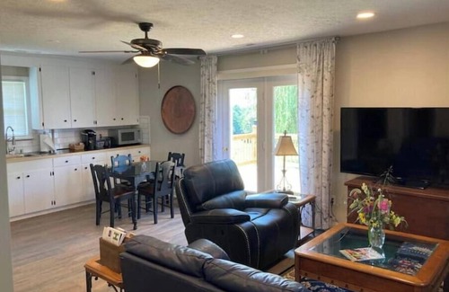 Goode Other | Farm Cottage ★ Mountain Views ★ Hot Tub