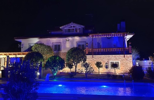 Numancia de la Sagra Villa | farm cross