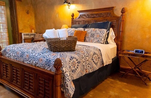 Satin Cabin | Farm House Room - ADA