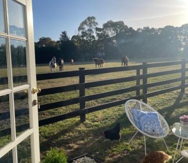 Tyabb Villa | Farm Stay HARMONY Cottage at Wilindi Estate