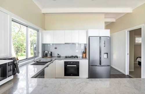 Saddleback Mountain Cottage | Farm Stay Kiama | 3 Bed Retreat | Fireplace & Bath