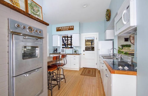 Fountain City House | Farmhouse Apartment - River Road Historic Home