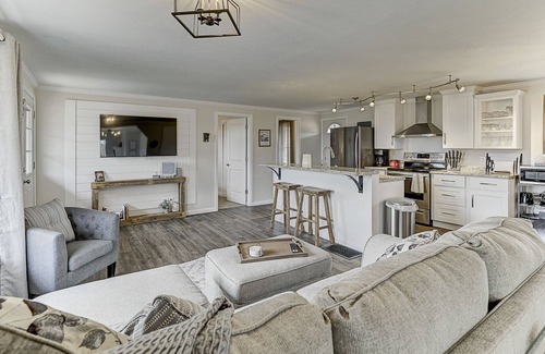 Victor House | Farmhouse Cabin w/Game room in a Historic Gold Mine Town w/Mountain Views