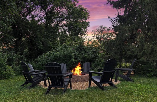 Roselawn Finance House | Farmhouse - Fire Pit, Grill, Record Player, 10mi to city