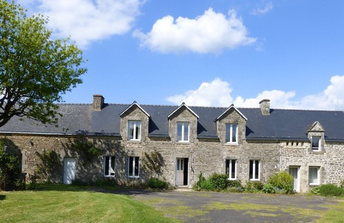 Berric House | Farmhouse heated pool sleeps 11 5 bedrooms
