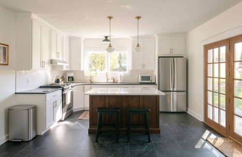 Columbia House | Farmhouse|HOT TUB|Fireplace|King Bed|4 Bedroom