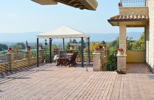 Rivotorto House | Farmhouse in Assisi countryside with five renovated apartments and a swimming pool