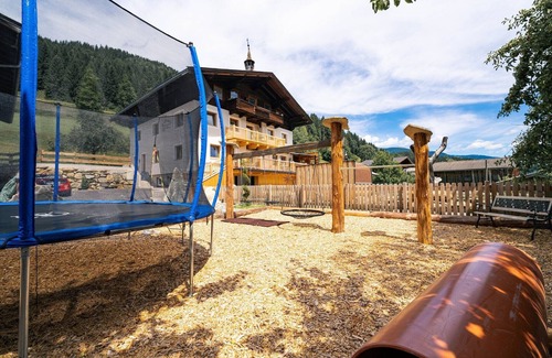 Bramberg am Wildkogel House | Farmhouse in Bramberg with Sauna & Ski Access