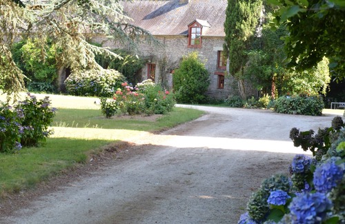 Caro House | Farmhouse in the outbuildings of a castle, in a 6-acre landscaped park with pool