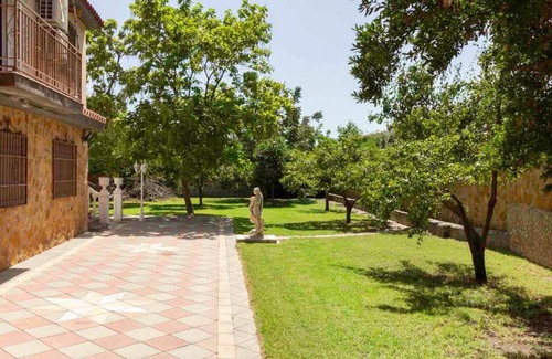 Padul Villa | Farmhouse with large garden, large pool