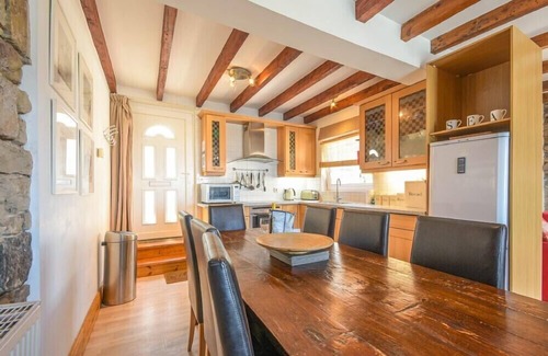 Seahouses Cottage | FARNE LOOKOUT, pet friendly, with a garden in Seahouses