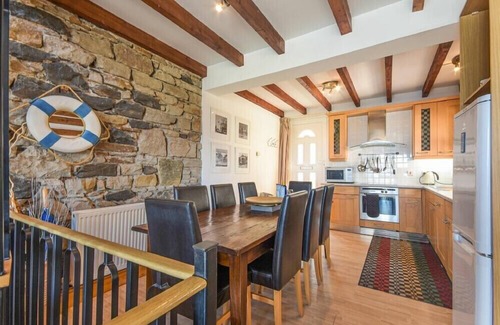 Seahouses Cottage | FARNE LOOKOUT, pet friendly, with a garden in Seahouses