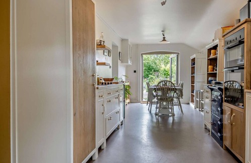 Saxmundham House | Farnham Barn - Four Bedroom House, Sleeps 8