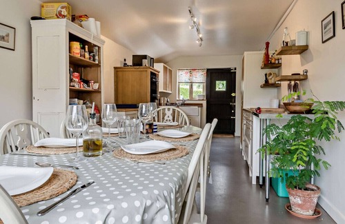 Saxmundham House | Farnham Barn - Four Bedroom House, Sleeps 8
