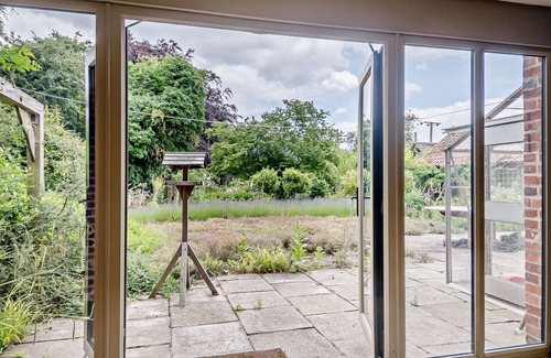 Saxmundham House | Farnham Barn - Four Bedroom House, Sleeps 8
