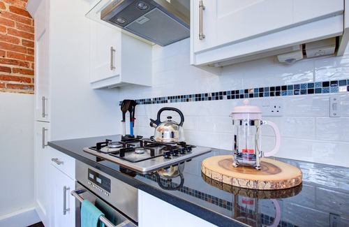Crondall Cottage | Farnham Cosy Country Cottage