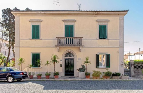 Vada Apartment | FASCINATING VACATIONS IN 'ART -