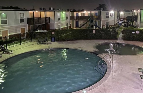 Brookhollow Apartment | Fashionable stylish apartment near Galleria