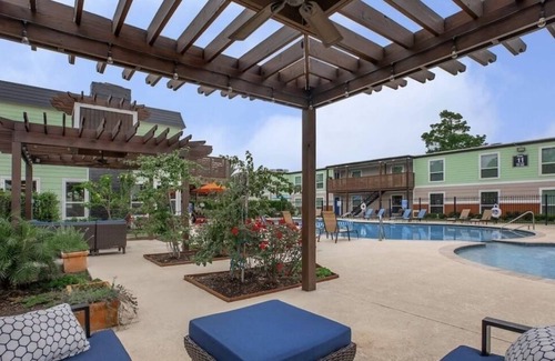 Brookhollow Apartment | Fashionable stylish apartment near Galleria