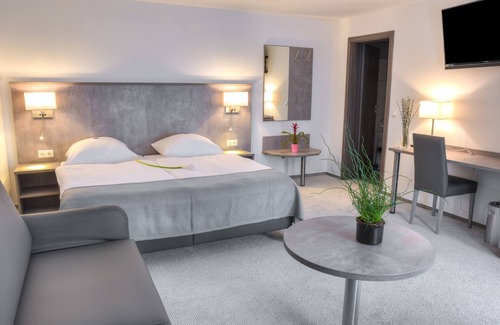 Hunerbach Hotel | Fast Lane Hotel