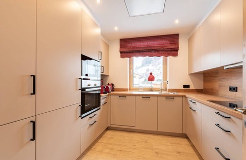 Pettneu am Arlberg Apartment | ☆ FavoriteStays Deluxe Apartment with Balcony