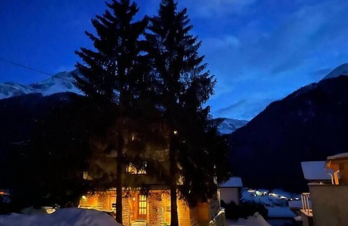 Pettneu am Arlberg Apartment | ☆ FavoriteStays Deluxe Apartment with Balcony