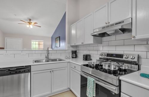 Westover Apartment | Fayetteville Oasis I Modern & Comfy I Pool (cb)