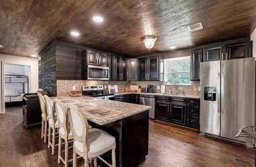 Fayetteville House | Fayetteville & Round Top, serene country cottage!