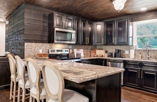 Fayetteville House | Fayetteville & Round Top, serene country cottage!