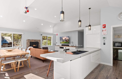 Thredbo Ski Chalet | Feathers Lodge - Spacious Mountain Retreat