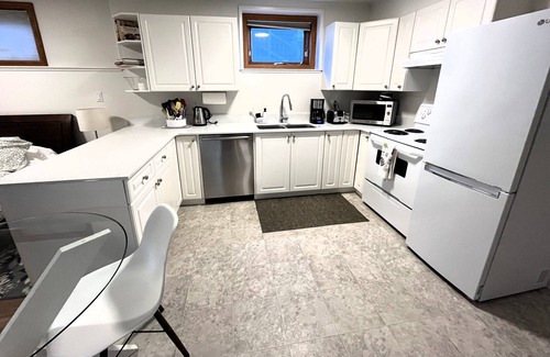 Booktown Apartment | Feel at home, a few blocks from downtown Sidney and beach