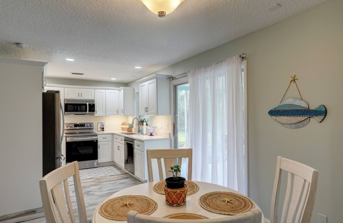 Sebastian Highlands House | Feels like Paradise in this Tropical COZY Retreat! 15 minutes to BEACH!